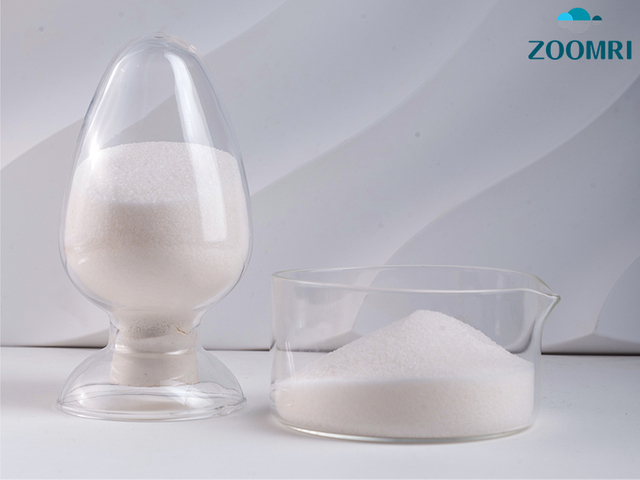 Poliacrilamida catiónica utilizada para desincrustar en el tratamiento de aguas.