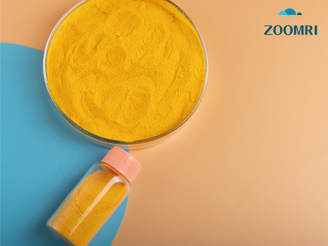 Cloruro de polialuminio utilizado en la industria de tratamiento de agua.